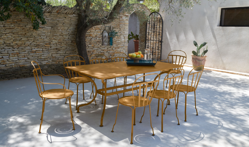 Table et chaises de la collection ROMANE, finition Pain d'épices
