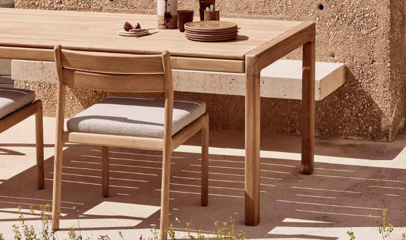Chaise de jardin JACK avec accoudoirs en teck et coussin coloris Natural