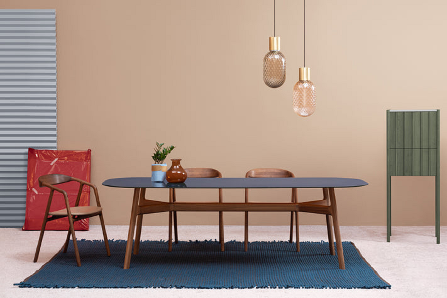 Chaise BLED en noyer huilé avec assise en cuir.