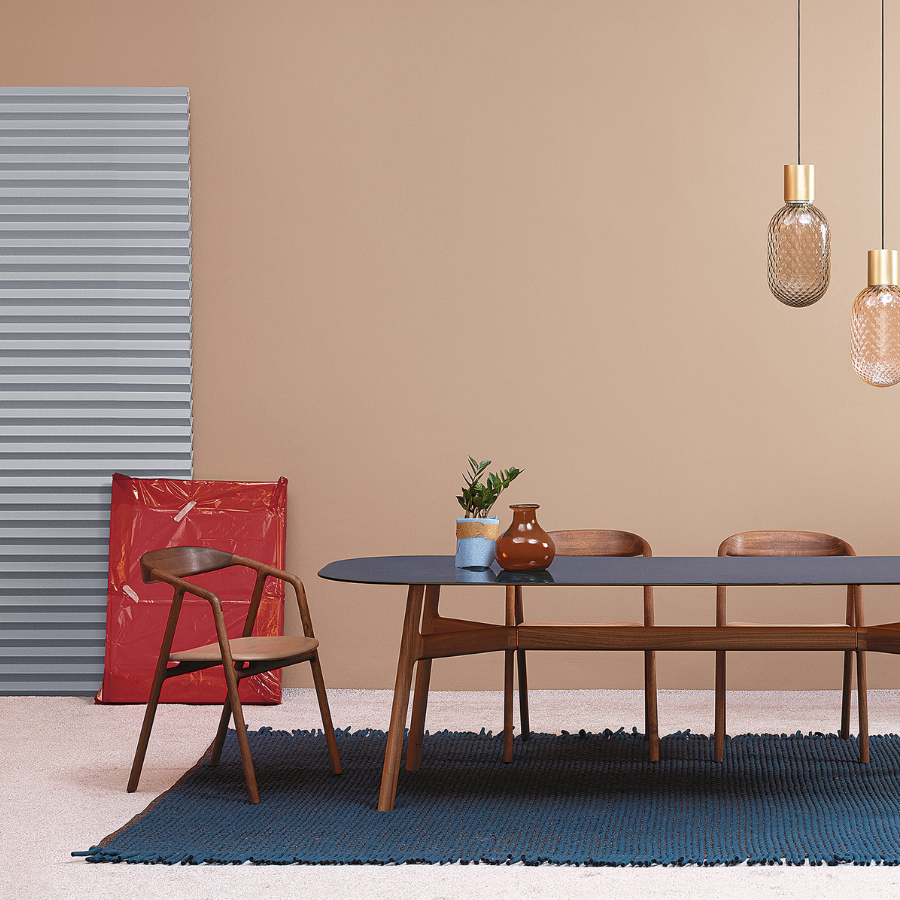 Chaise BLED en noyer huilé avec assise en cuir.
