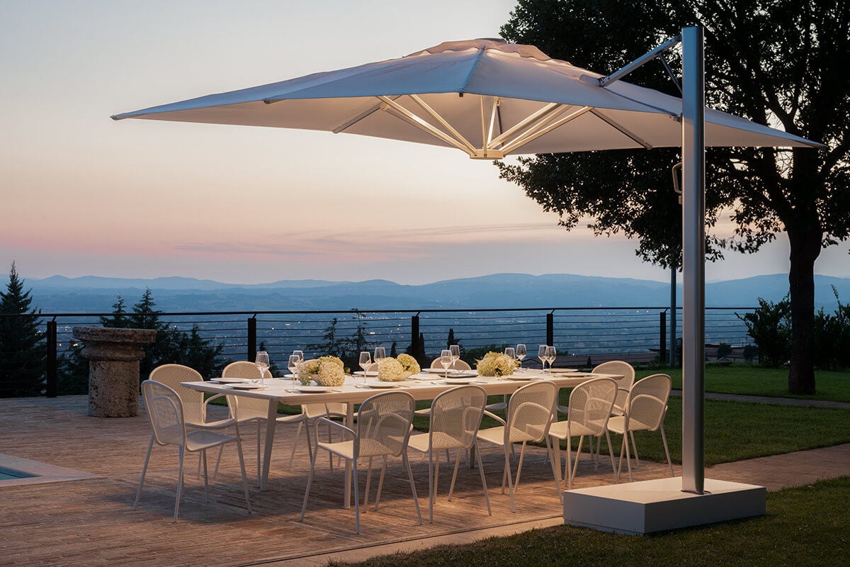 Parasol déporté rectangle SHADE PRO LED avec socle de Emu